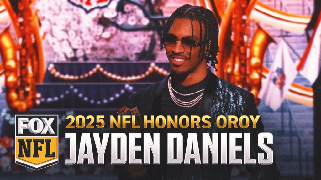 Komandan QB Jayden Daniels memenangkan Rookie of the Year Ofensif | 2025 NFL Honours