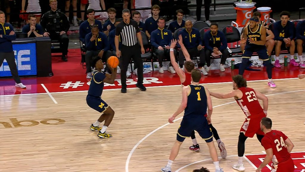 LJ Cason Menguras kopling 3-pointer untuk membantu memastikan kemenangan Michigan No. 15 atas Nebraska