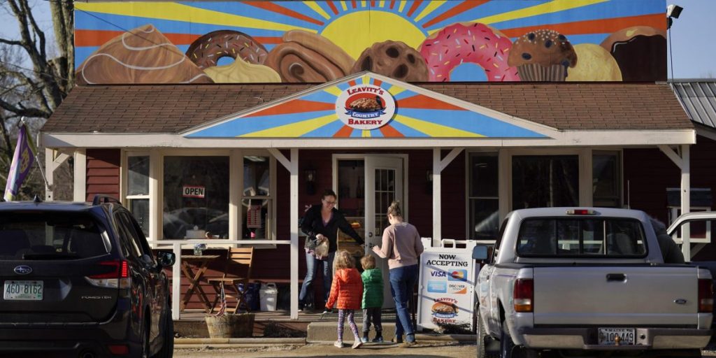 Mural yang dilukis oleh siswa sekolah menengah yang bertengger di atas New Hampshire Bakery adalah titik nyala untuk pertarungan Amandemen Pertama yang besar