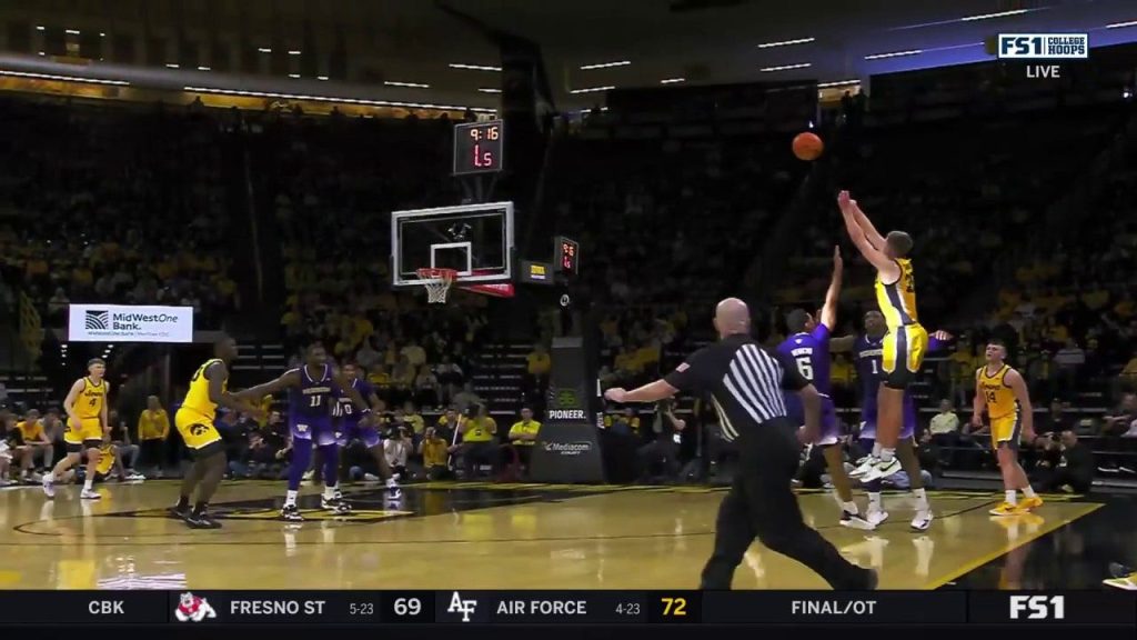 Payton Sandfort Iowa mengebor 3-pointer saat jam tembakan berakhir, mengikat game vs Washington