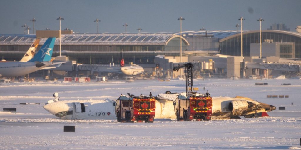 Pesawat Delta Airlines membalik pada pendaratan di Toronto melukai 19