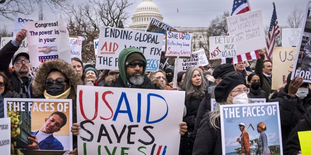 Seorang Hakim Trump yang dicalonkan mengatakan dia untuk sementara waktu akan memblokir administrasi dari menempatkan 2.200 pekerja USAID dengan cuti berbayar