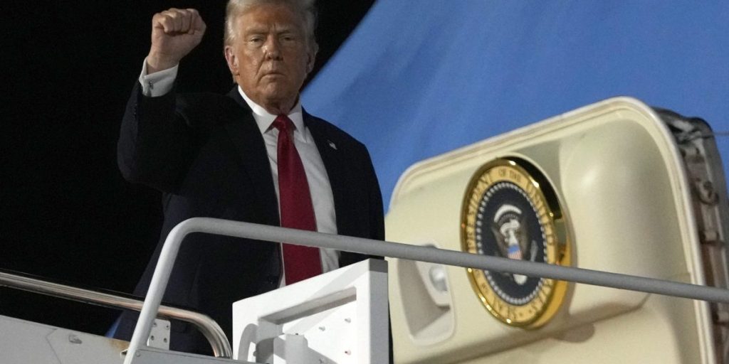 Trump terus bercanda tentang masa jabatan ketiga. Inilah yang dikatakan Konstitusi