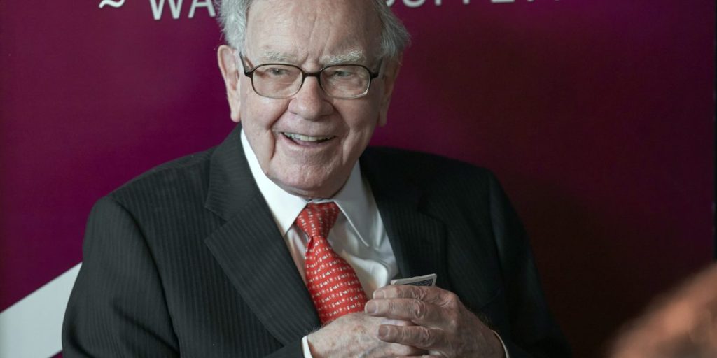 Warren Buffett mengatakan penerus Greg Abel akan siap untuk bertindak atas peluang pembelian karena tiang tune Berkshire membengkak menjadi $ 334 miliar