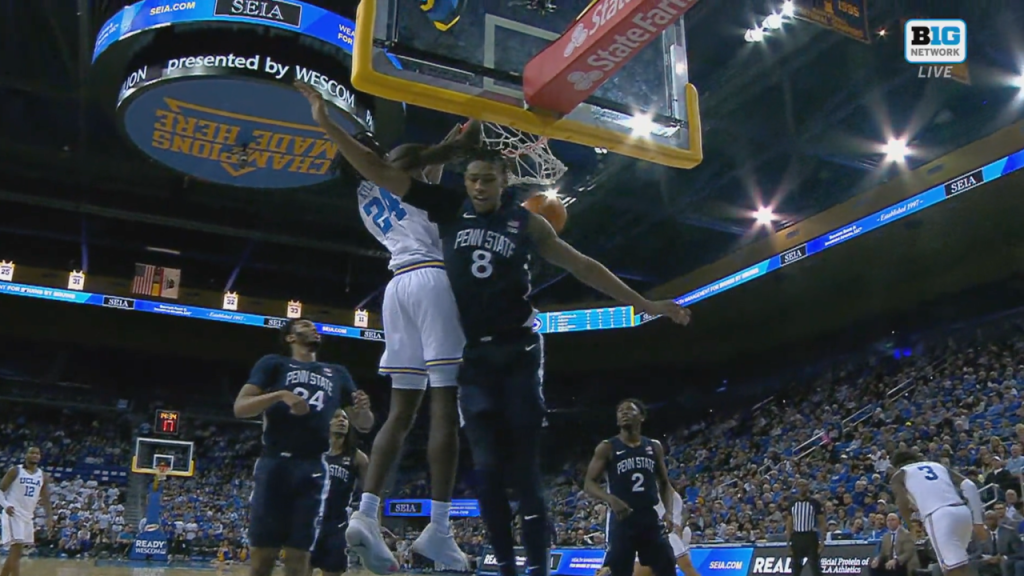 William Kyle dari UCLA melempar dunk slam dua tangan untuk memperpanjang keunggulan melawan Penn State