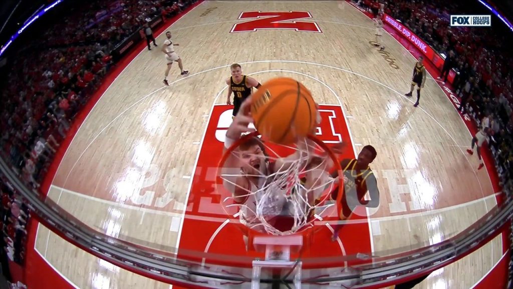 Andrew Morgan dari Nebraska membanting putback dunk untuk memangkas defisit terhadap Iowa