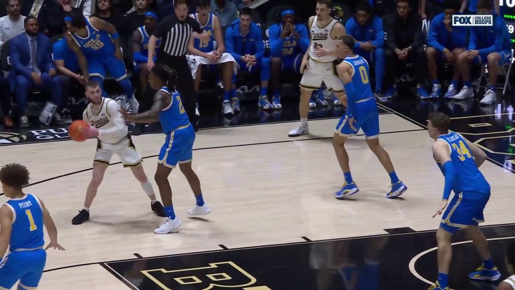 Braden Smith menemukan Myles Colvin untuk assist, menjadi pemimpin sepanjang masa Purdue dalam assist