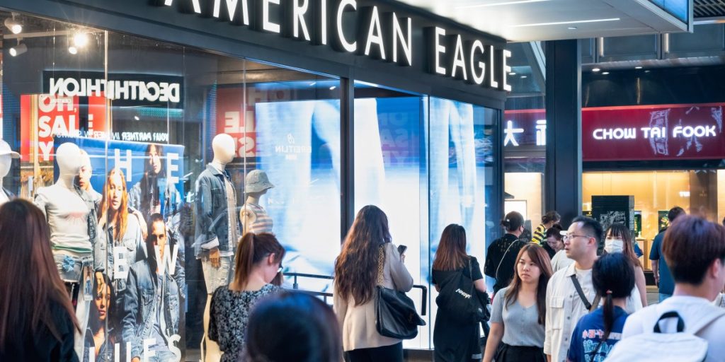 CEO American Eagle mencatat pergeseran psikologis dengan pembeli Gen Z – dan didorong oleh kecemasan ekonomi