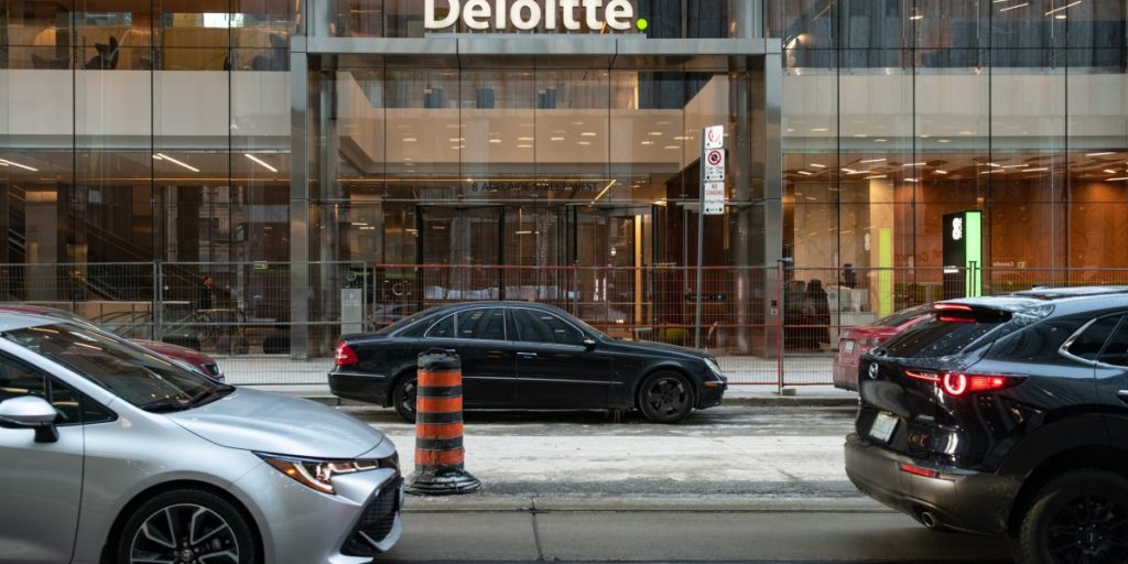 Deloitte melacak kehadiran kantor untuk memutuskan bonus untuk beberapa staf