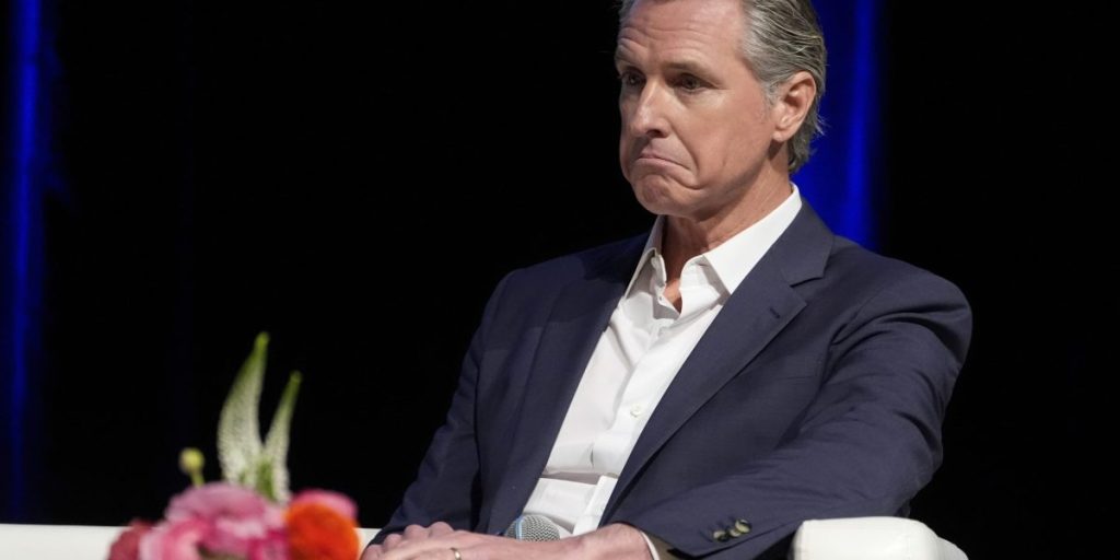 Gavin Newsom menyambut konservatif terkemuka di podcast barunya, tetapi para kritikus mengatakan berisiko untuk menyelaraskan dirinya di tengah yang sedikit tidak terduga ‘