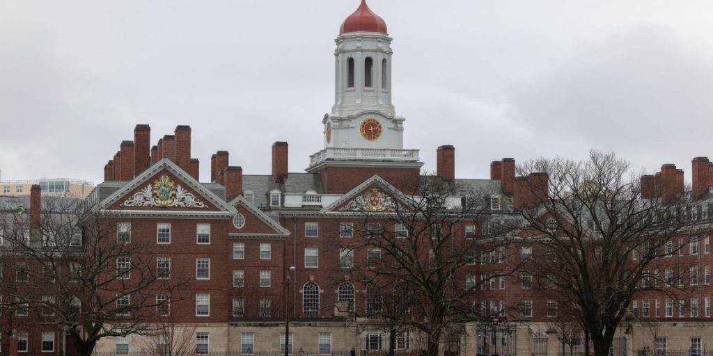 Harvard akan membuat uang sekolah gratis untuk siswa keluarga menghasilkan kurang dari $ 200.000 per tahun dan benar -benar gratis untuk mereka yang menghasilkan di bawah $ 100.000