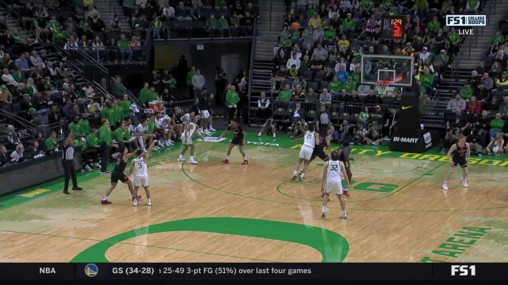 Jackson Shelstad menghabiskan kopling 3-pointer untuk membantu menyegel kemenangan sempit Oregon atas Indiana