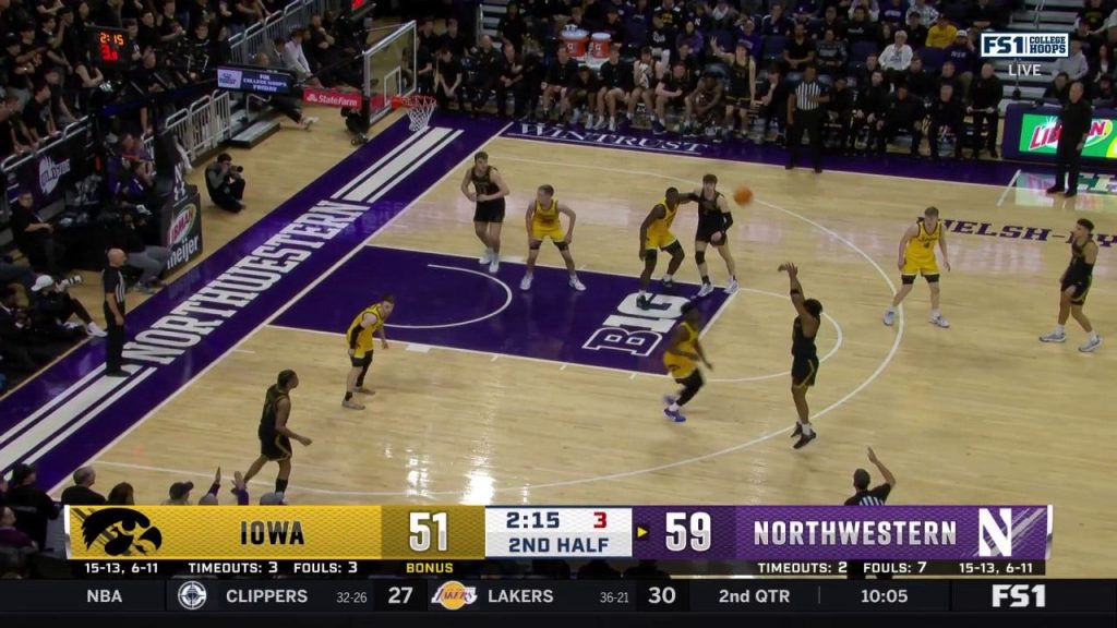 Justin Mullins Northwestern membuat 3-pointer untuk memastikan kemenangan melawan Iowa