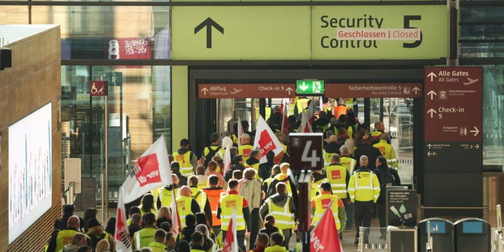 Lebih dari 500.000 penumpang terdampar di Jerman setelah lebih dari selusin bandara besar membatalkan ribuan penerbangan karena serangan pekerja