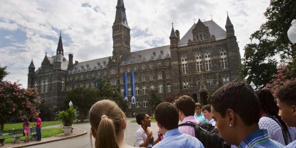 Mahasiswa PhD University of Rochester dari Asia Selatan mengatakan rasanya terlalu berisiko bahkan terlihat di dekat protes politik