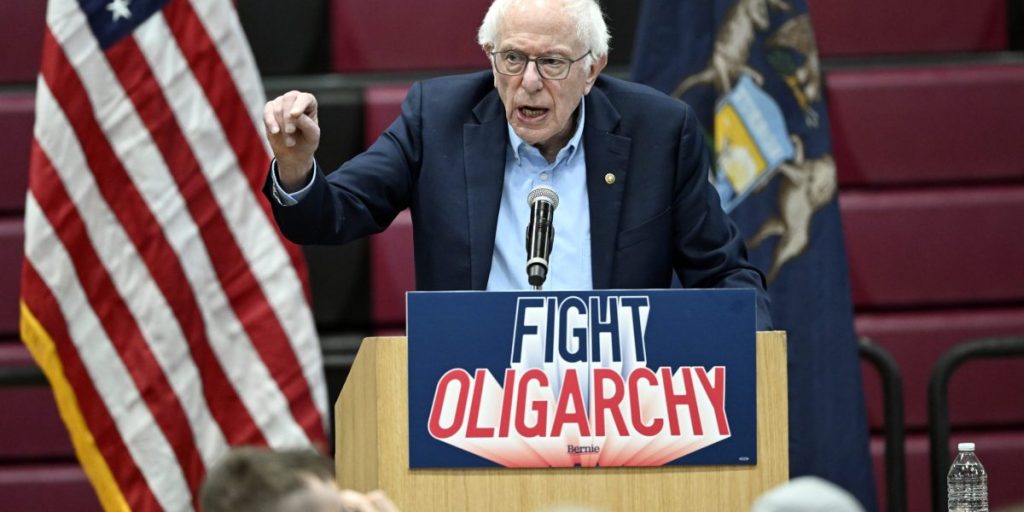 Pada usia 83 tahun, Bernie Sanders meluncurkan tur perlawanan satu orang melawan Trump: ‘Anda melihat-lihat-siapa lagi yang melakukannya? Tidak ada seorang pun ‘