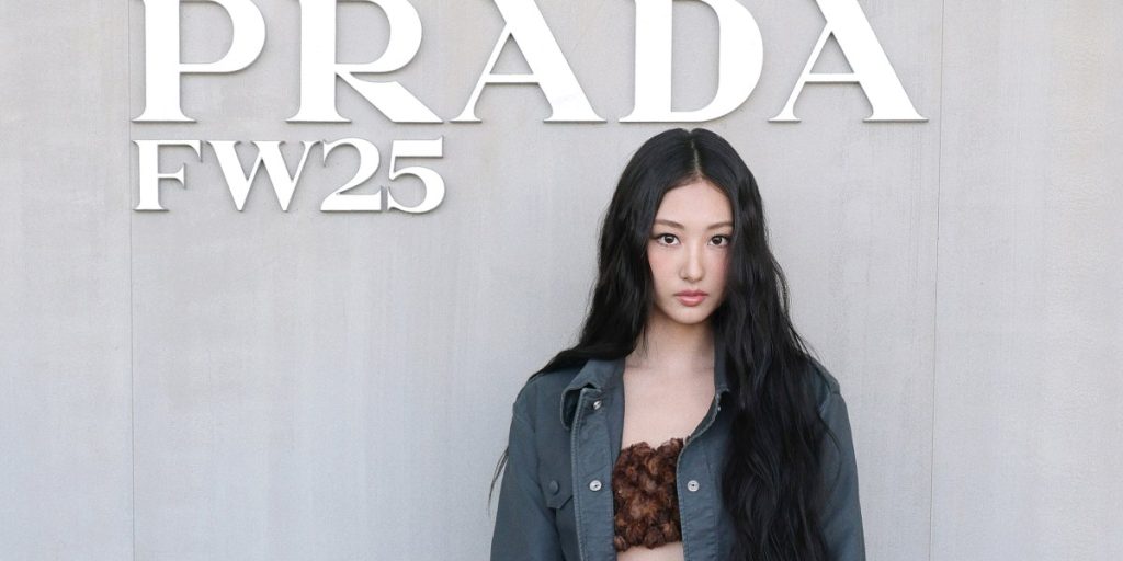 Rumah mewah Italia Prada menentang penurunan dengan laba $ 884 juta saat Versace Rumors Swirl