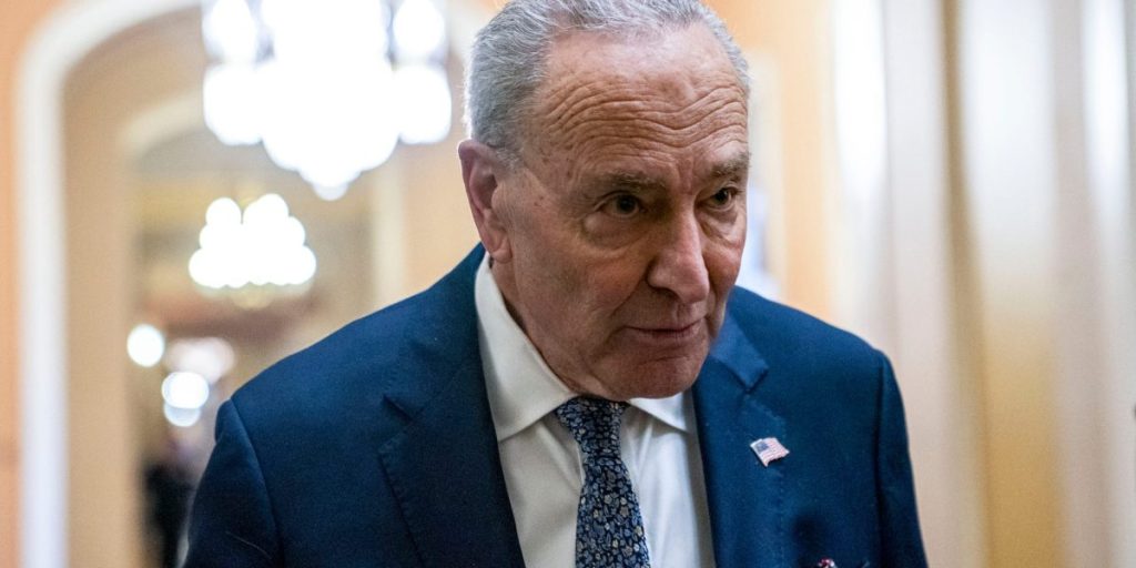 Schumer melihat orang Amerika bangkit jika Trump menentang perintah pengadilan